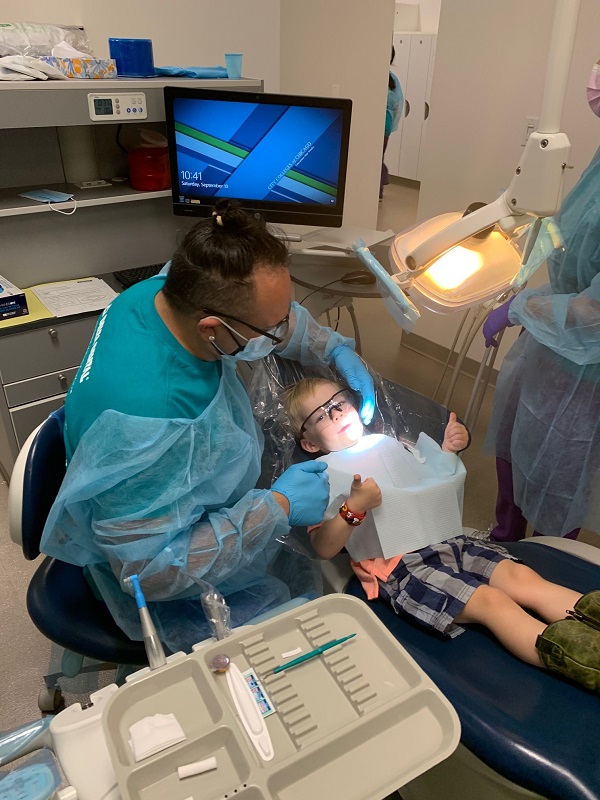 Dentista trabalhando com uma criança no DB1 