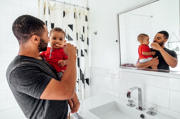 Pai escovando os dentes do bebê