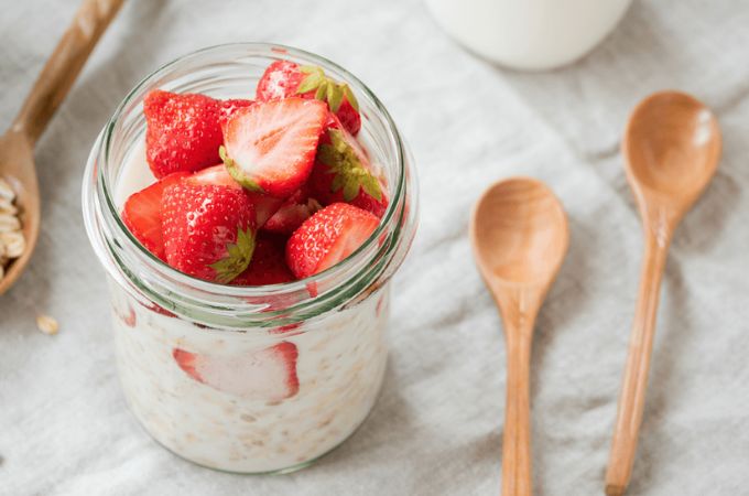 Strawberries with overnight oats