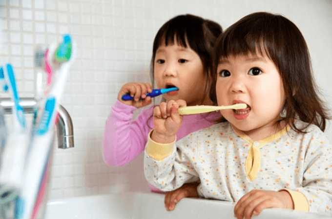 Children brushing their teeth