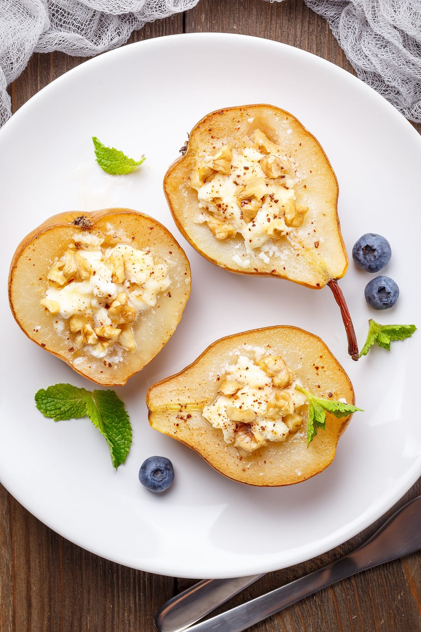 Roasted pears with blue cheese and walnuts